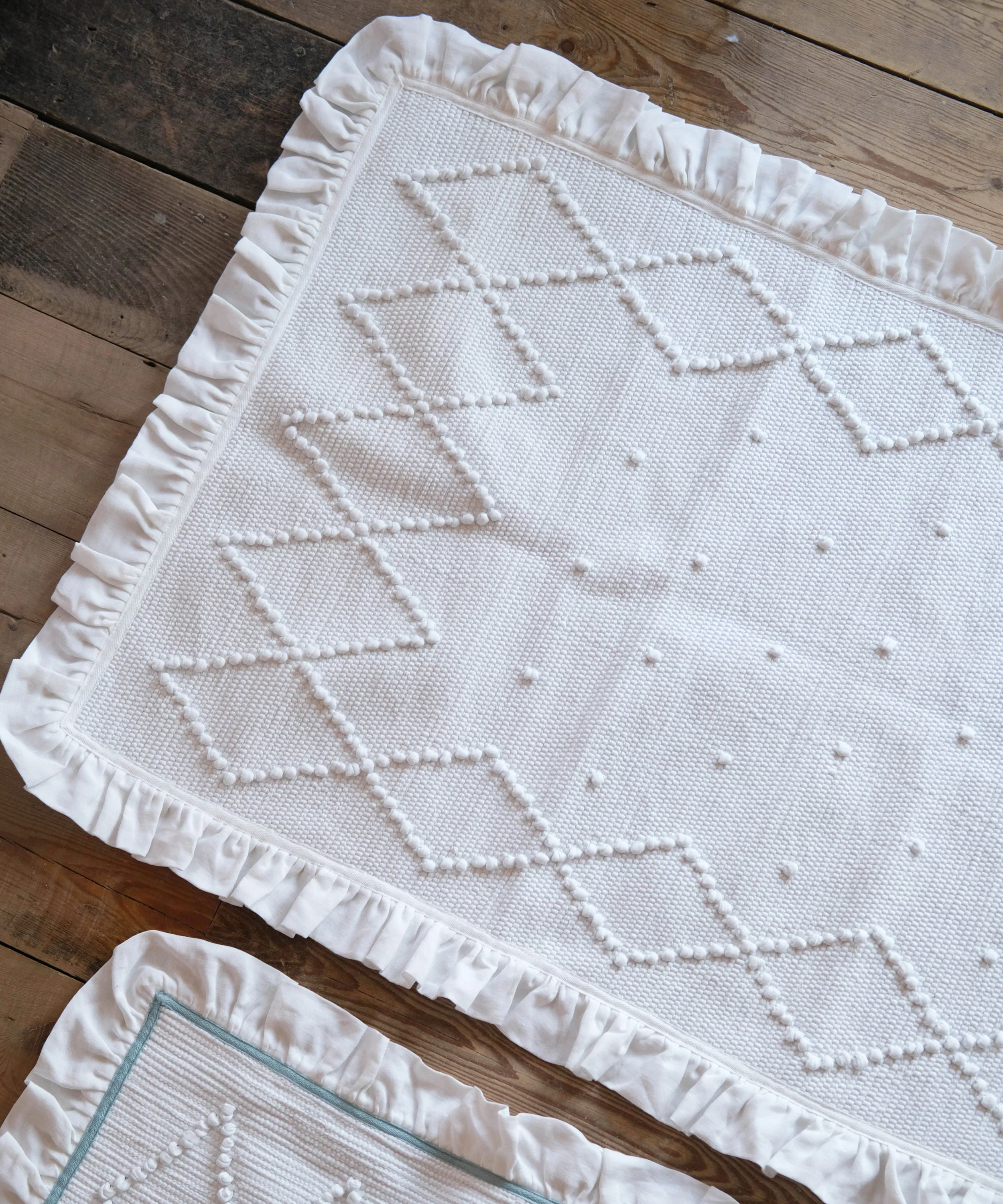Jumbo Linen Frill Bathmat, White - Image 4